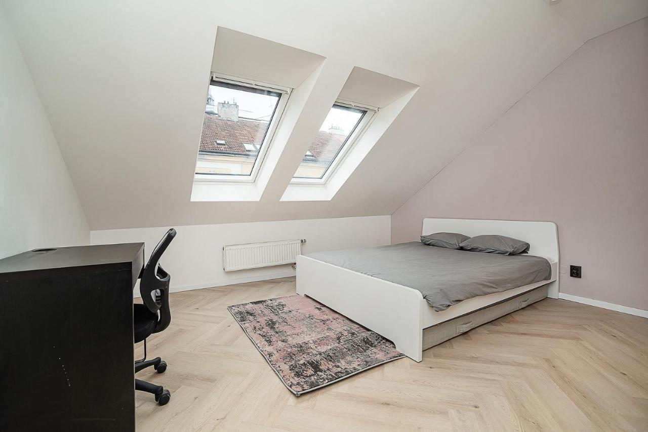 Big 4-bedroom Flat, Terrace With Great Vitkov View Апартаменти *