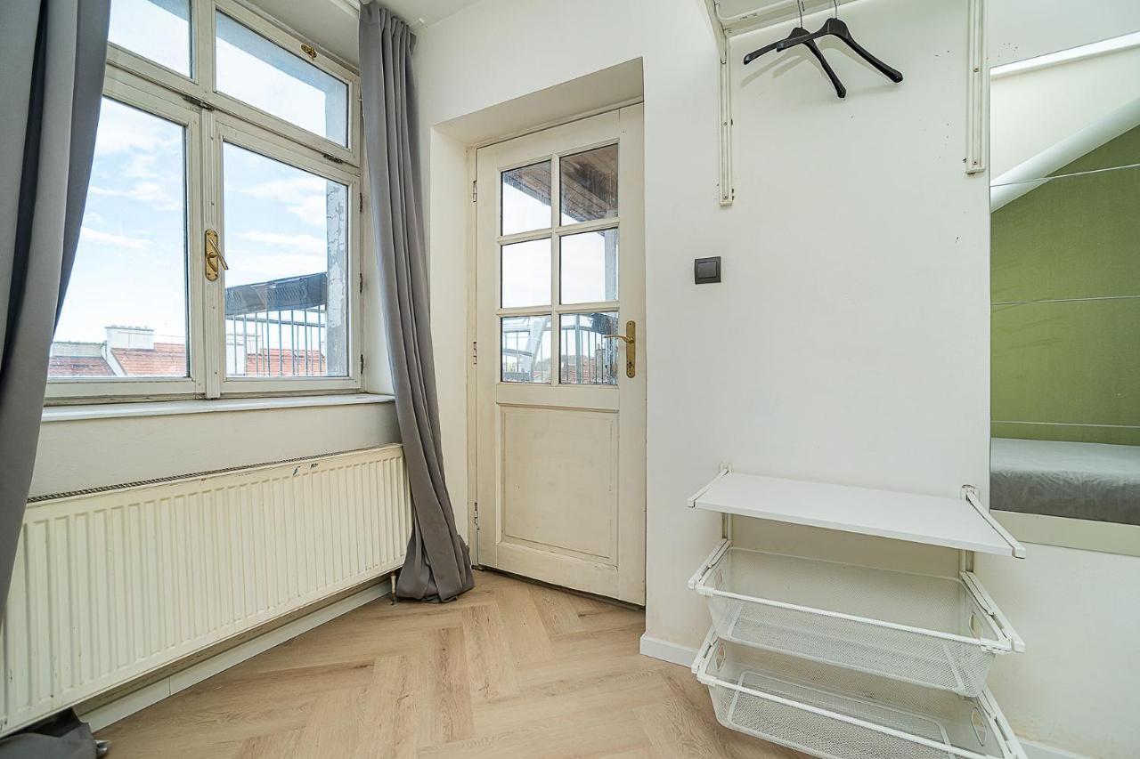 Big 4-bedroom Flat, Terrace With Great Vitkov View Прага