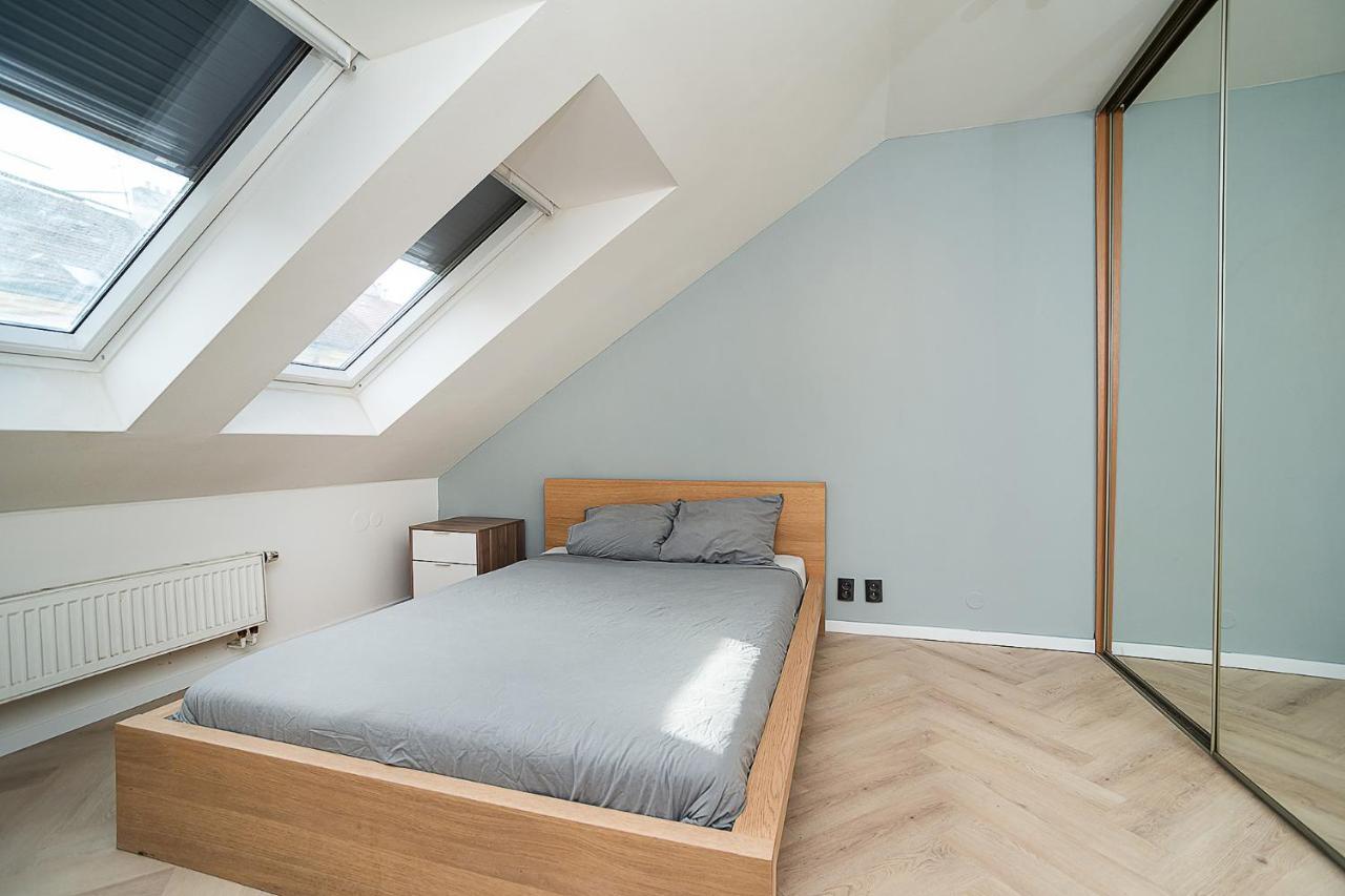 Апартаменти Big 4-bedroom Flat, Terrace With Great Vitkov View Прага